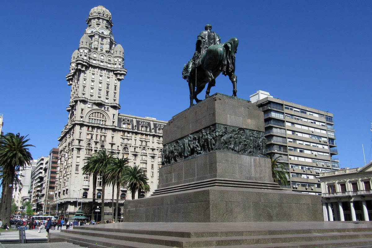 La Plaza Independencia de Montevideo: el monumento ecuestre a Artigas y, detrás, la torre del Palacio Salvo
