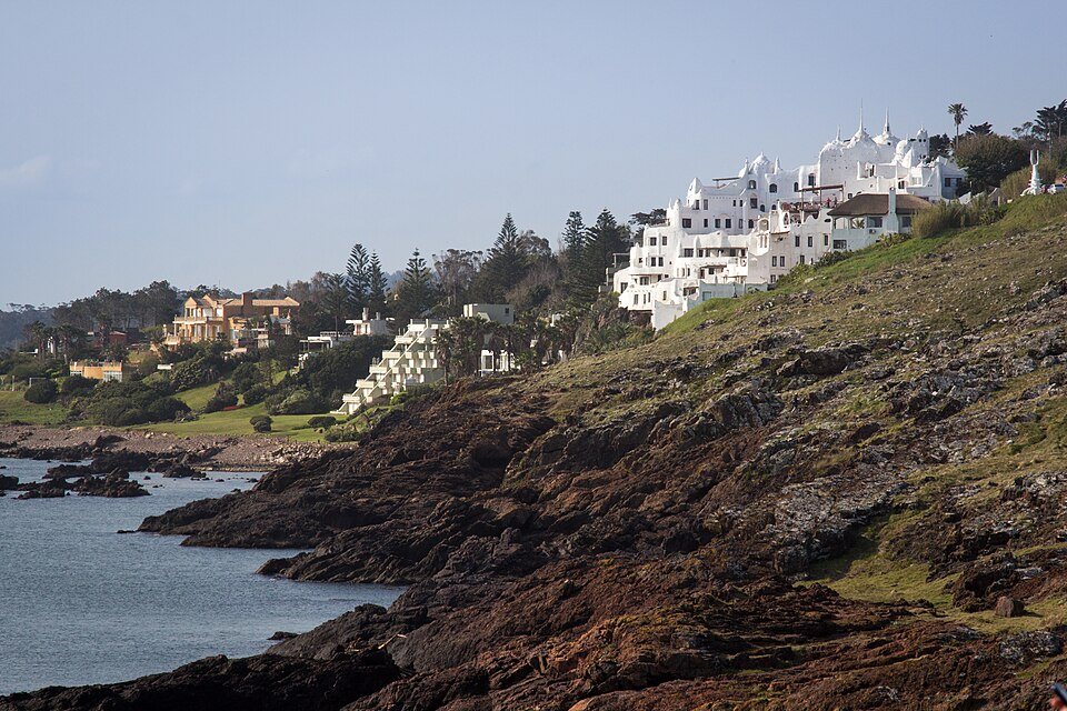 Casapueblo vista desde la costa rocosa de Punta Ballena, pequeña sobre el acantilado
