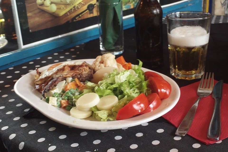 Un chivito al plato uruguayo: carne, jamón, huevo, ensalada y papas, servido en un bar