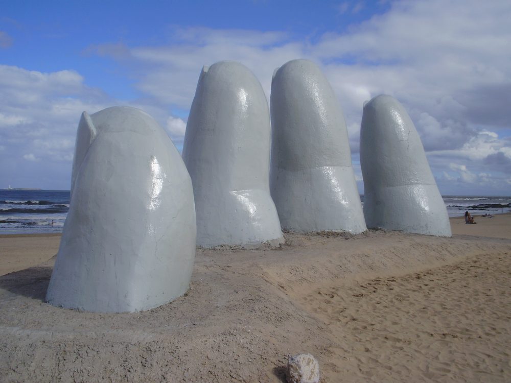 Los dedos de La Mano vistos desde abajo contra el cielo de Playa Brava