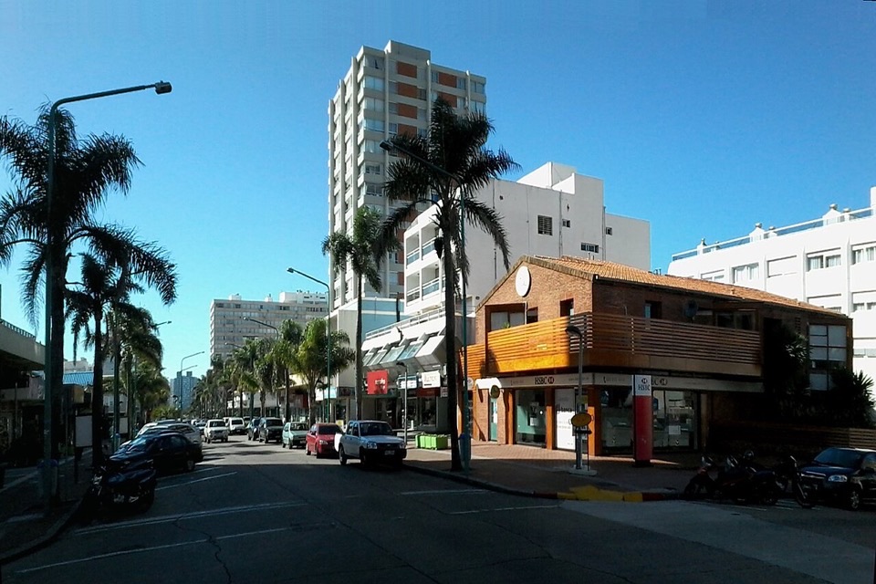 La avenida Gorlero de Punta del Este en invierno: palmeras, veredas anchas y locales bajos bajo un cielo despejado