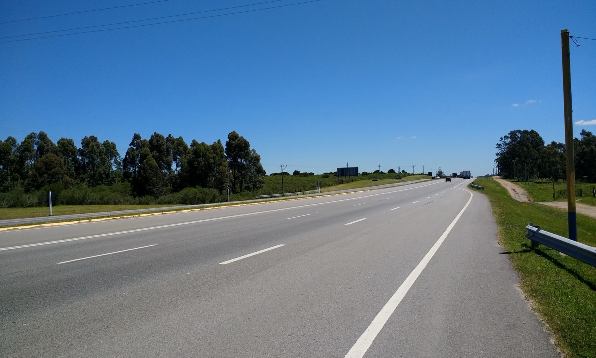 La Ruta Interbalnearia entre Montevideo y Punta del Este: doble vía vacía bajo un cielo despejado, con eucaliptos a los costados