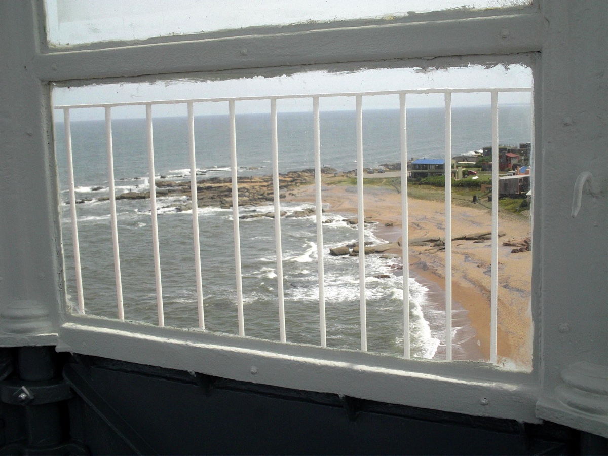 La costa de José Ignacio vista desde la linterna del faro, a través de la baranda blanca del mirador