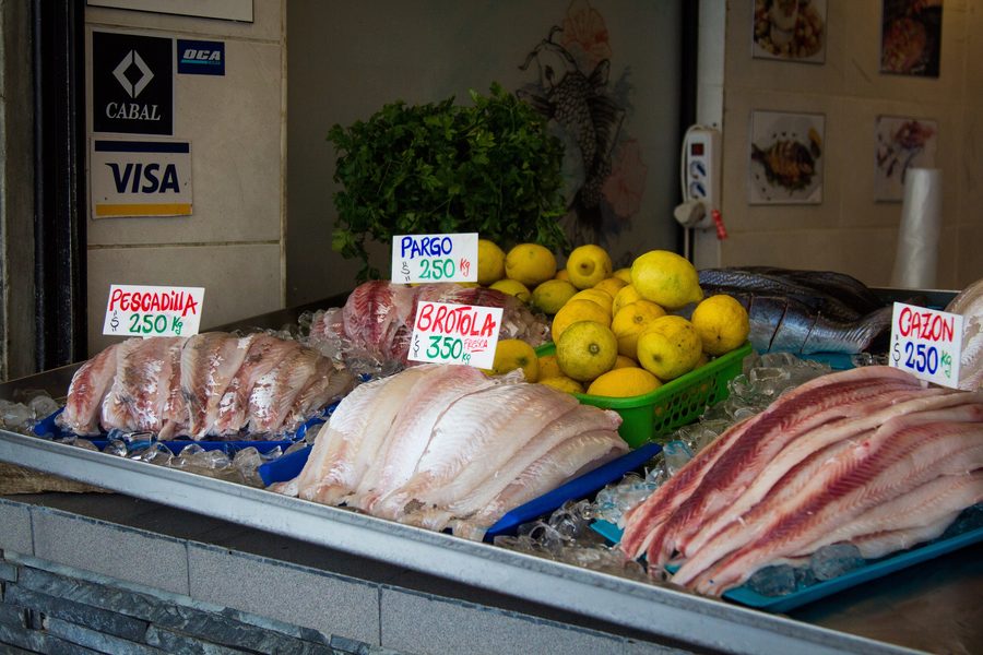 Puesto de pescado fresco en el puerto de Punta del Este